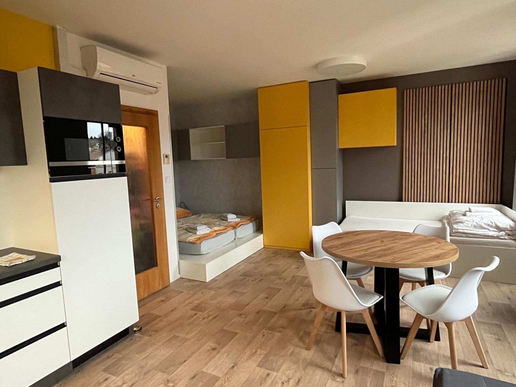 Yellow Apartment Deluxe ブルノ エクステリア 写真